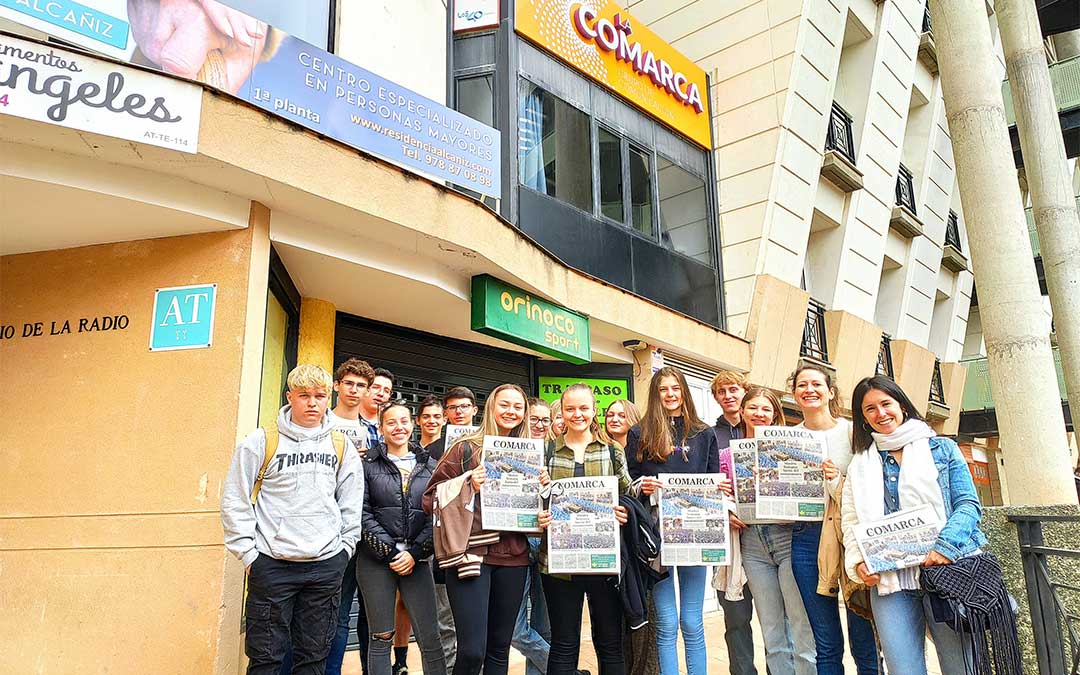 Los alumnos de Austria se llevaron a su país un ejemplar del periódico La COMARCA repleto de crónicas de la Semana Santa en los 9 pueblos de la Ruta del Tambor y Bombo./ José David Gil