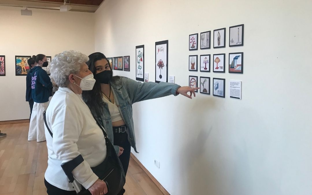 Los alumnos explicaron a sus familiares cada obra. En la foto, Lara Franco junto a su abuela.