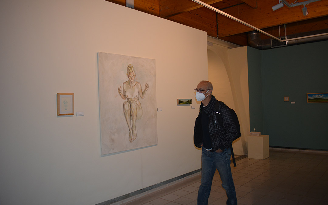 Contemplando la obra de Rubén Vidal./I.M.