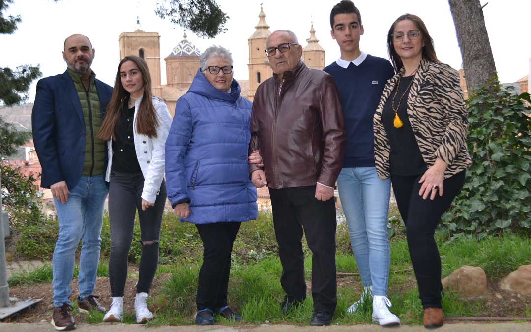 La familia Orihuela - Milián posando en un rincón de Pui Pinos con el fondo de la excolegiata. Foto. J.V.