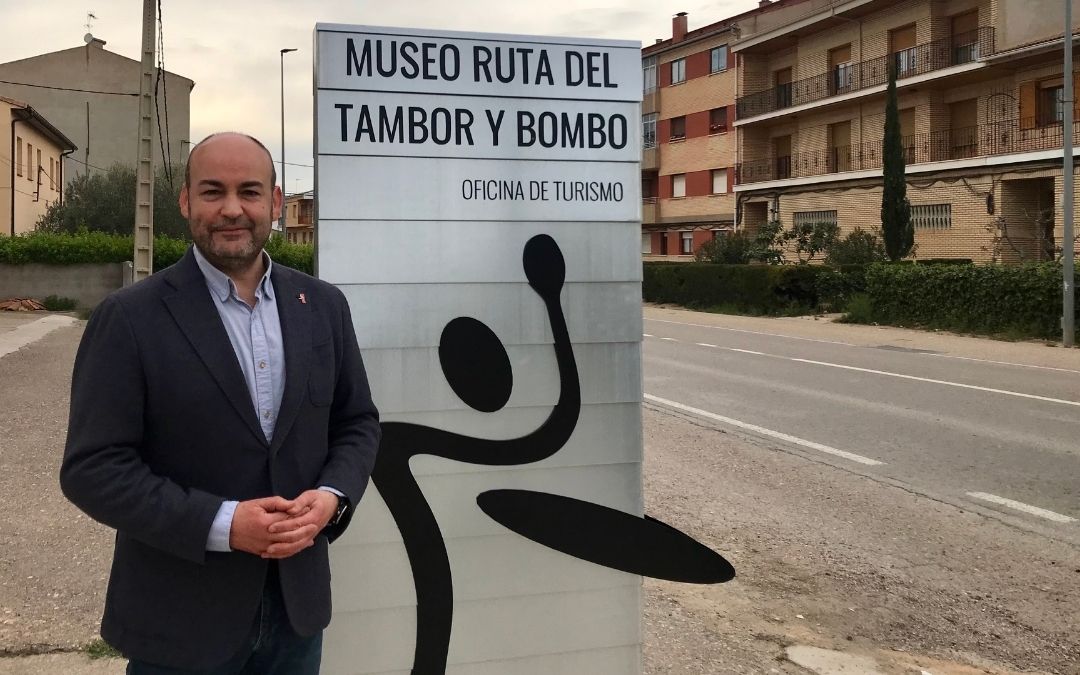 Fernando Galve junto a la señalética del Museo de la Ruta del Tambor y Bombo.