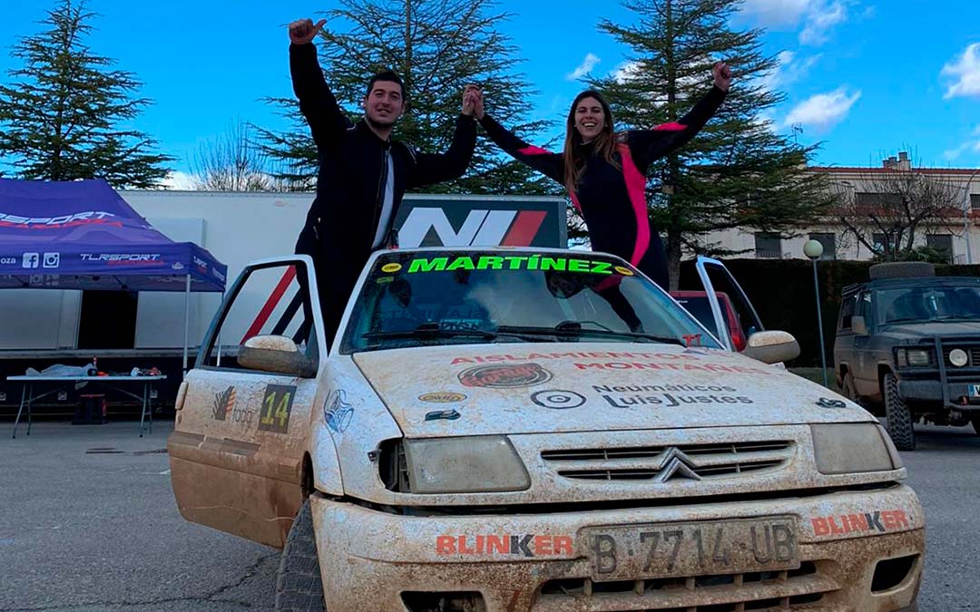 Fernando Martínez y María Vallespi celebran el podio tras la prueba./ LC