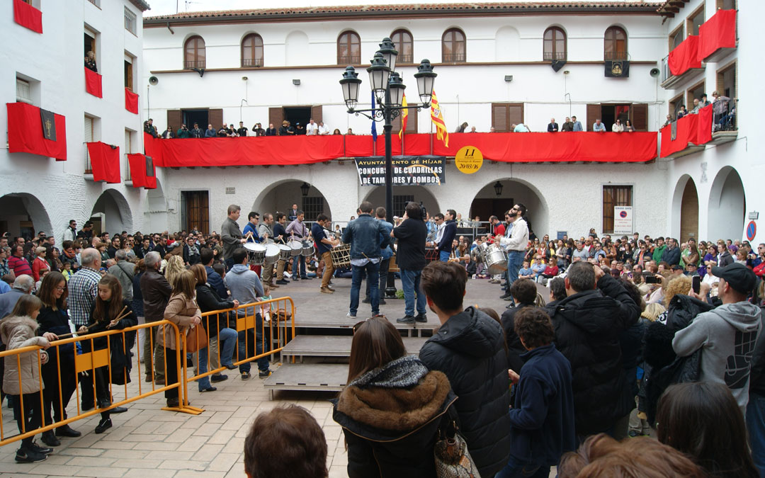 La cuadrilla de La Dolorosa, en el Concurso Nacional de Híjar en 2016. Son Premio Repercusión de Tamboríxar 2022. / La Comarca