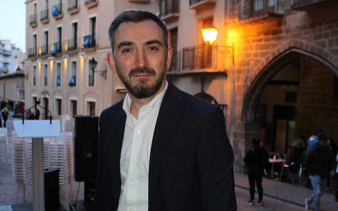 Ignacio Escolar, el sábado, en la plaza España de Alcañiz tras recibir el Premio Redoble / L. Castel