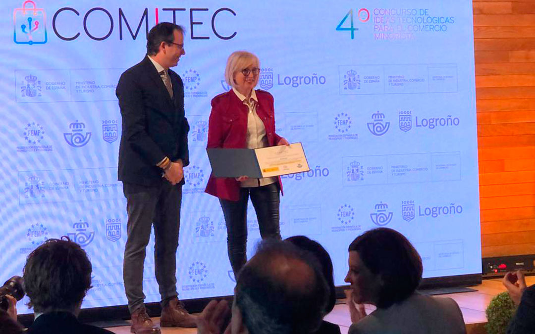 La concejal de Comercio, Cultura y Turismo del Ayuntamiento de Calanda, Isabel Zabal Palos, recogió el diploma./ L.C.