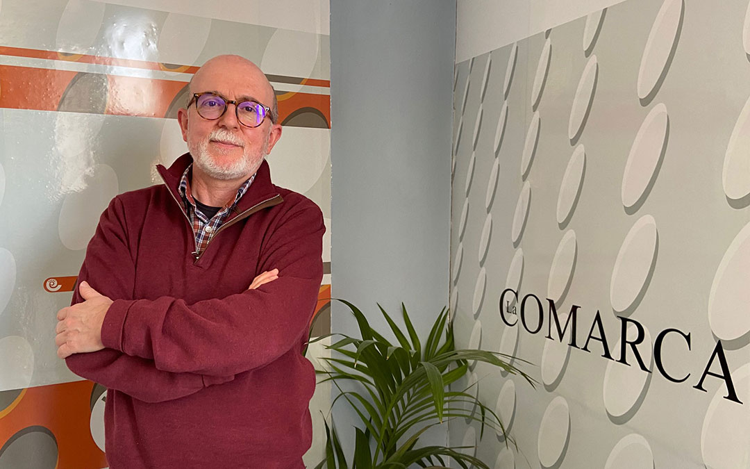 Juan Carlos Soriano en el estudio de Radio La Comarca./ Alicia Martín