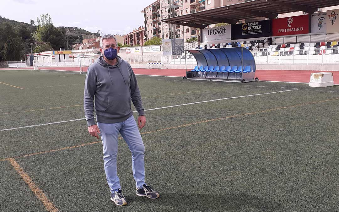 El concejal de Deportes, Kiko Lahoz, en el campo de fútbol de la Ciudad Deportiva Santa María, que estará 12 semanas en obras. El Ayuntamiento quiere comenzar con los trabajos a finales de mayo./ Ayto. de Alcañiz
