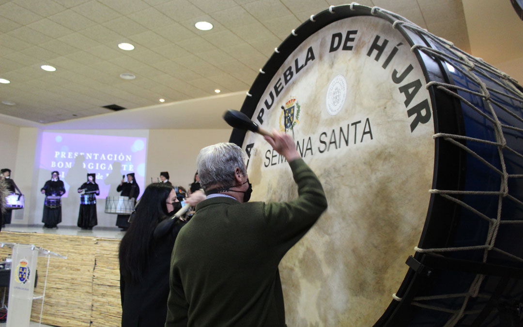 Primeros mazazos sobre el bombo gigante en la presentación matinal de Jueves Santo. / B. Severino