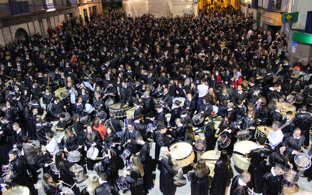 La plaza de La Puebla de Híjar teñida de negro de las túnicas, a escasos minutos de la señal del Cese del Toque. / B. Severino