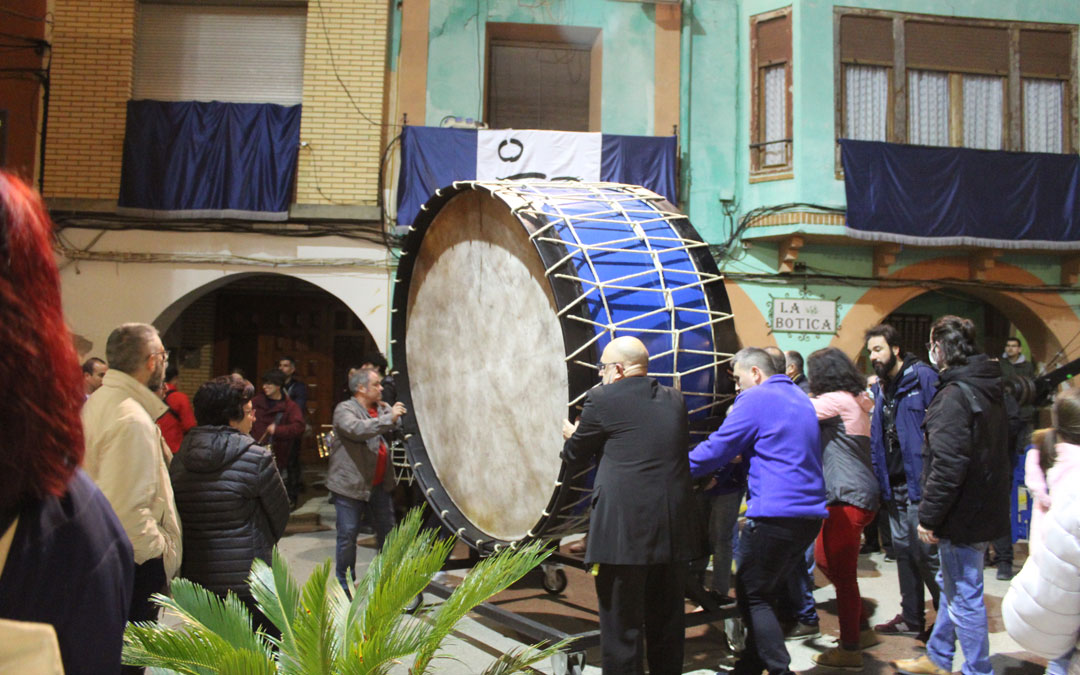 Romper la Hora en La Puebla 2022. La junta de cofradías retirando el bombo gigante de la plaza tras su estreno. / B. Severino