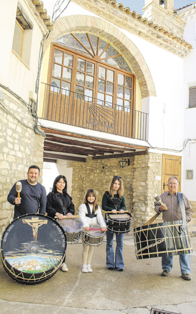 Manuel, padre e hijo, con sus bombos. De los tambores se encargan Sara Morer y Alba y Jimena. / B. Severino