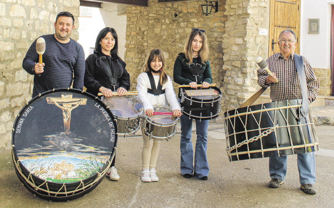 Las agendas de ensayos y trabajos no facilitan la coincidencia de todos antes de Semana Santa. Bajo el arco de San Roque, Manuel, padre e hijo, con sus bombos. De los tambores se encargan Sara Morer y Alba y Jimena. / B. Severino