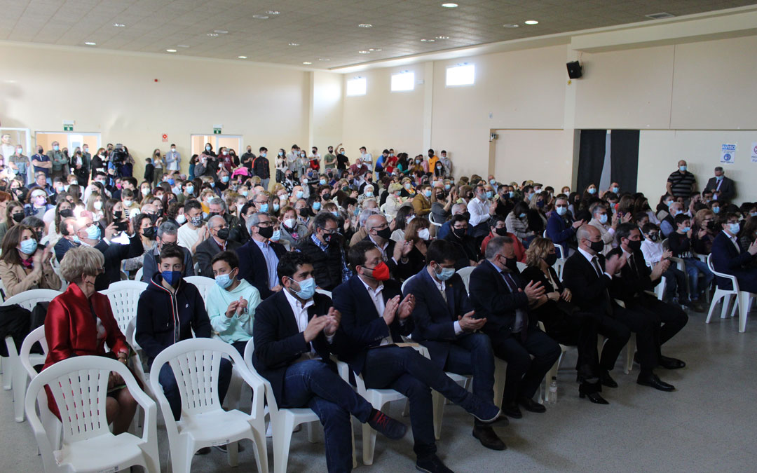 Lleno en el Charif para el acto de entrega del Tambor de Honor. En primera fila, diputados autonómicos y provinciales. / B. Severino