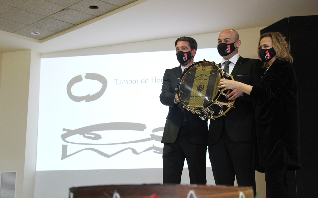 El presidente de la Ruta, Fernando Galve, recibe el Tambor de Honor de manos del alcalde poblano, Pedro Bello, y de la consejera de Presidencia, Mayte Pérez. / B. Severino