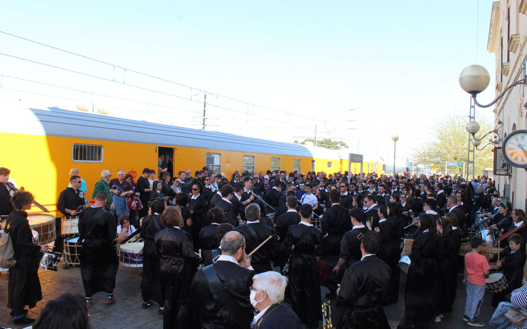 El andén con los tambores y bombos tocando a la vez junto al Tren del Tambor. / B. Severino