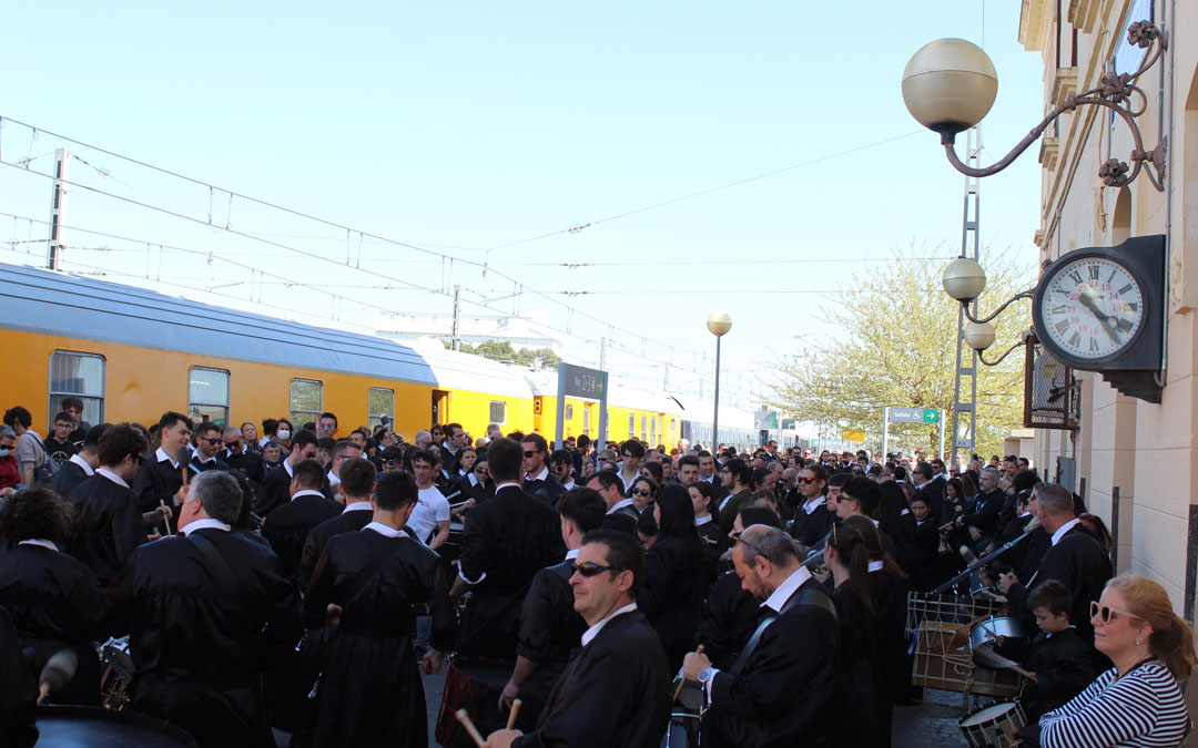El andén con los tambores y bombos tocando a la vez junto al Tren del Tambor. / B. Severino