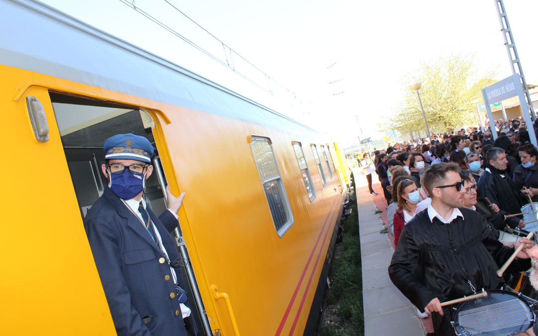 El coche de Correos llegó con el tren azul como Tren del Tambor. / B. Severino