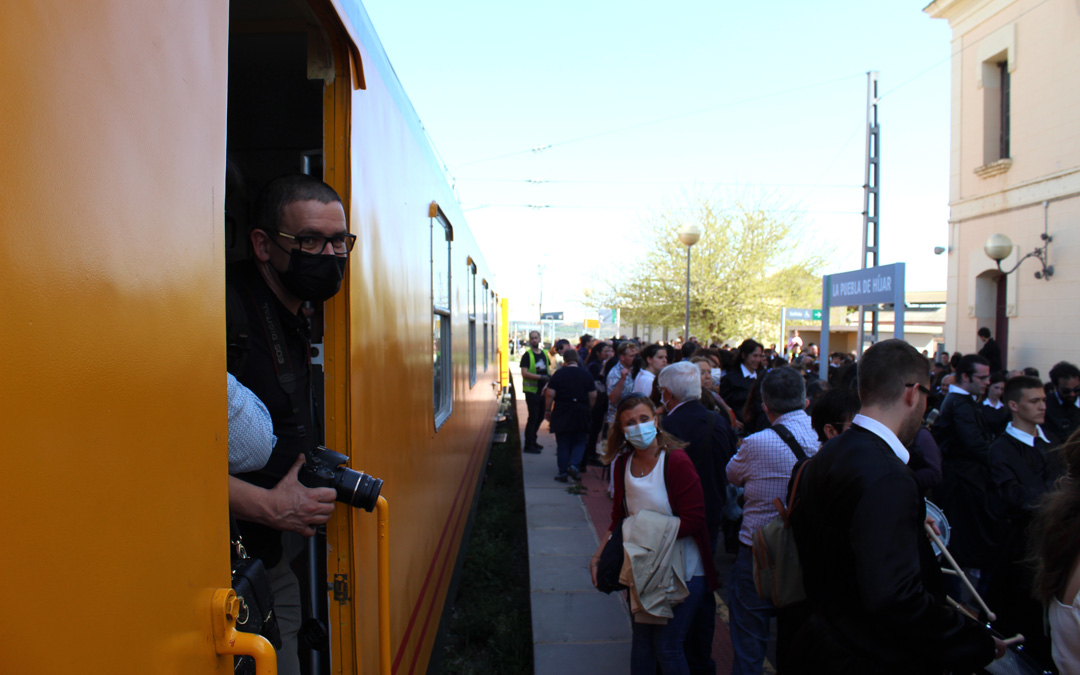 El coche de Correos llegó con el tren azul como Tren del Tambor. / B. Severino