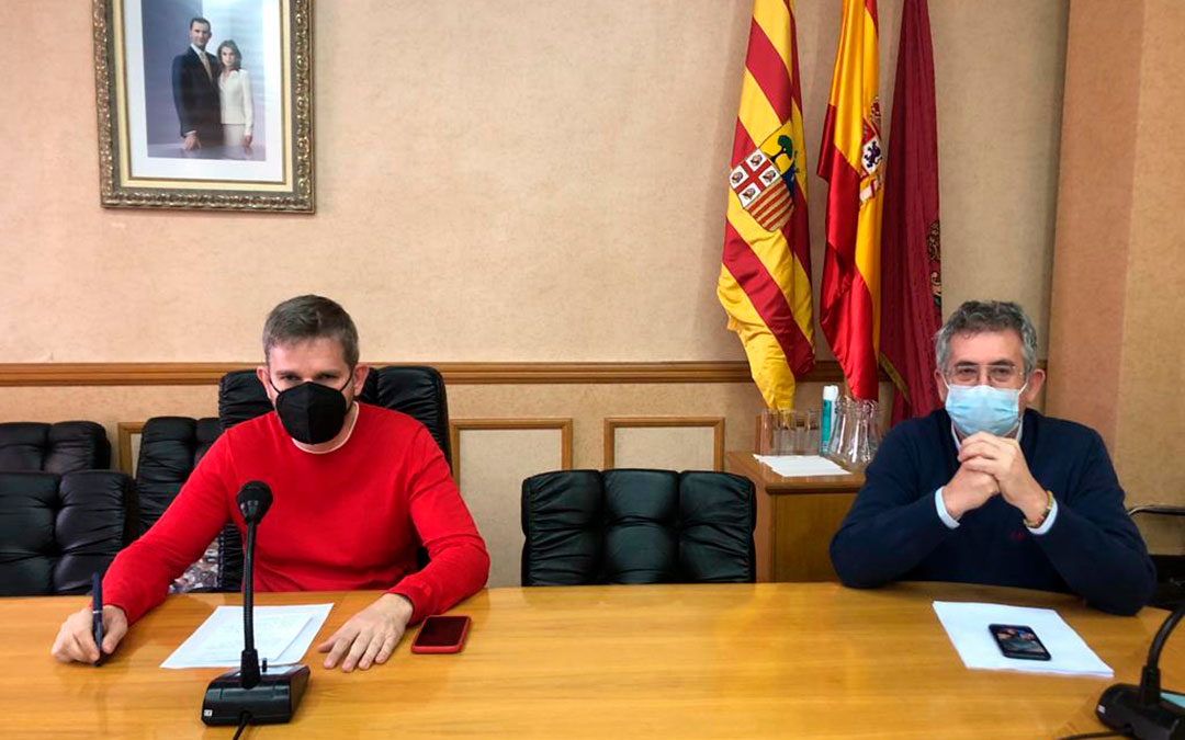 El alcalde, Ignacio Urquizu; y el concejal de Deportes, Kiko Lahoz, este miércoles en rueda de prensa / L. Castel