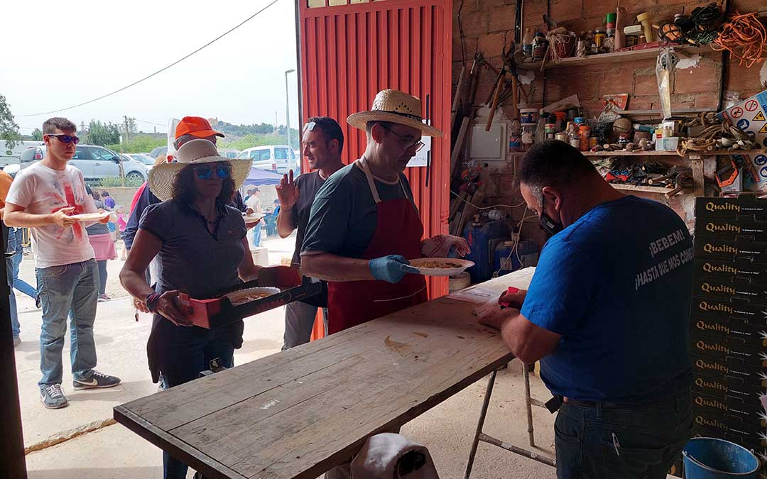 Tras la elaboración de los guisos, los participantes han depositado un plato en el espacio habilitado por la organización para ser evaluado./ J.L.