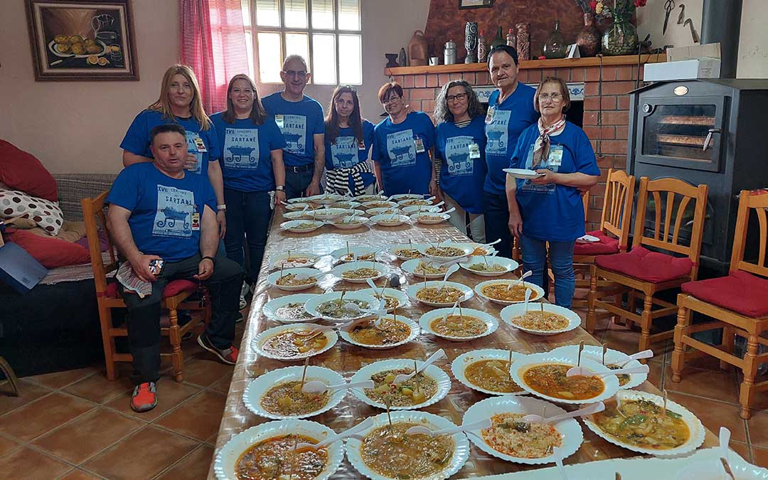 Imagen del jurado del concurso de la Sartanè con parte de los platos participantes./ J.L.