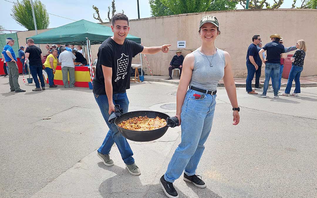 Tras la elaboración de la sartané, los participantes han acudido a la carpa para comer en hermandad./ J.L.