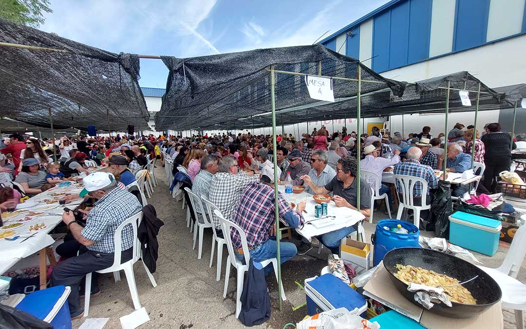 Centenares de personas han asistido a la comida popular de La Sartané./ J.L.