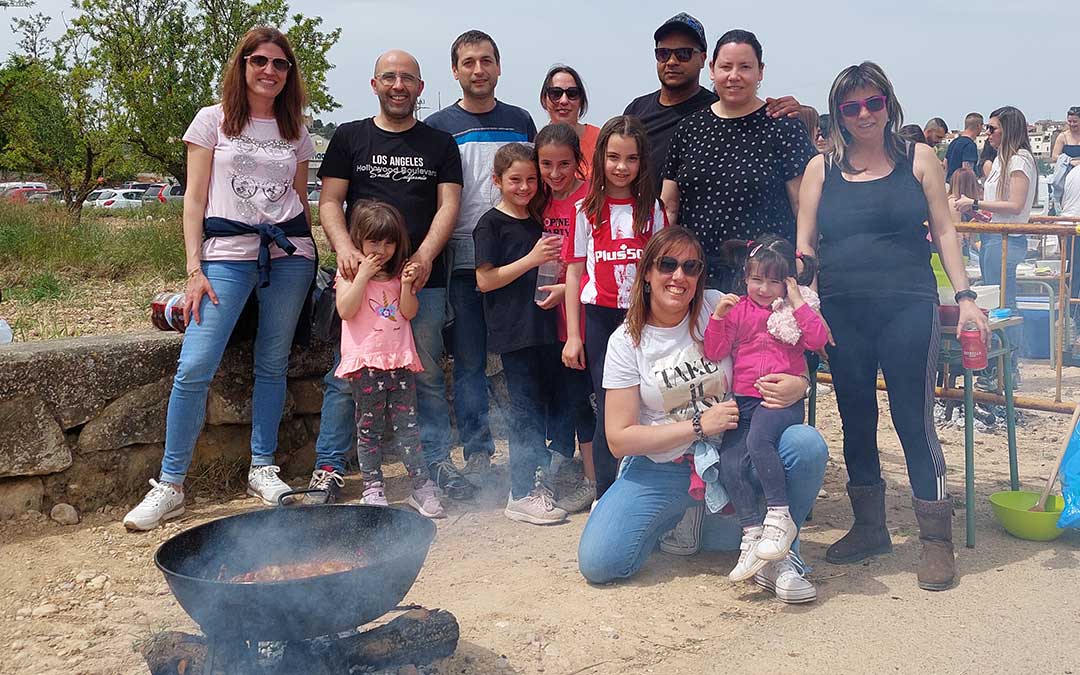 Foto de familia de varios de un grupo de asistentes a La Sartanè./ J.L.