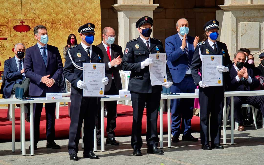 Pedro Obón y Laura Biurrún han recibido en Teruel el distintivo azul que otorga el Gobierno de Aragón en reconocimiento al mérito policial./ DGA