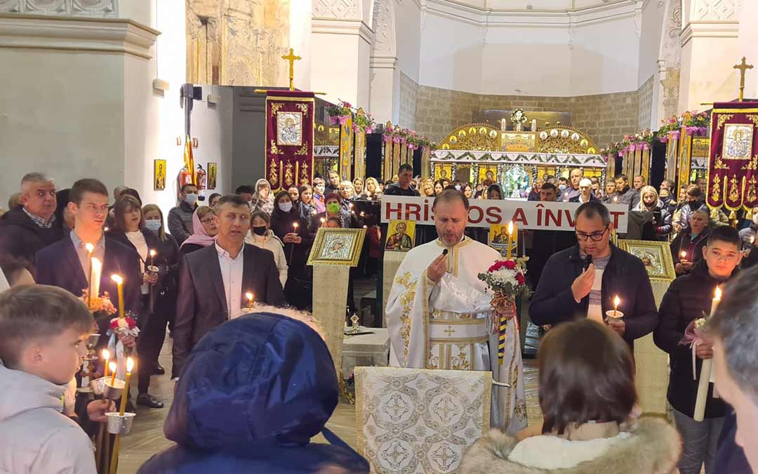 Oficio de la Misa de Resurrección el sábado por la noche en Alcañiz./Asoc. Rumanos en el Bajo Aragón