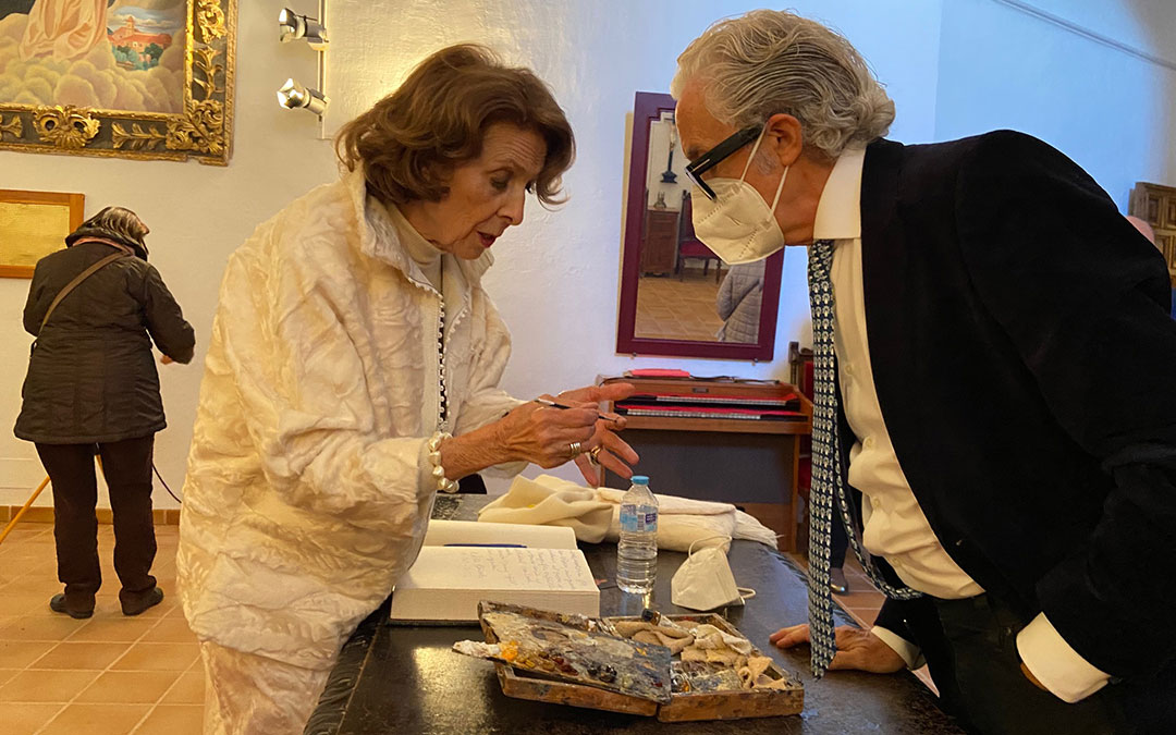 La artista olietana se prepara para la firma del cuadro./ Alicia Martín