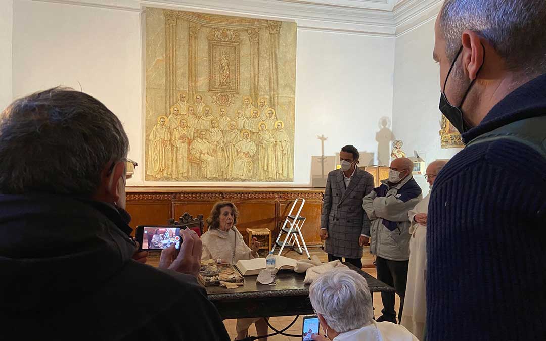 Instantes antes de la firma del cuadro, reunidos en la Sacristía y con su gran obra en el fondo./ Alicia Martín