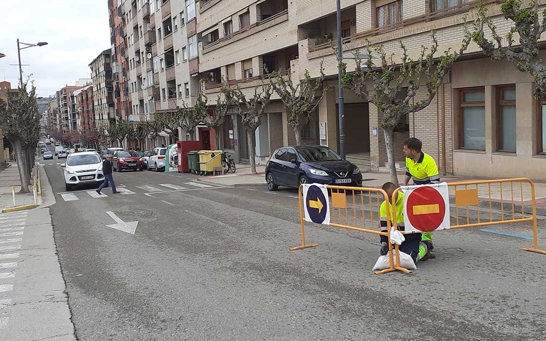 Los operarios cortando al tráfico este martes un tramo de la avenida Aragón que estará cuatro semanas cerrado / Ayto. Alcañiz