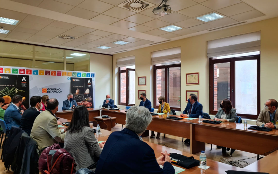 Olona renueva la firma del convenio de colaboración con nueve cadenas de distribución con presencia en Aragón./ DGA