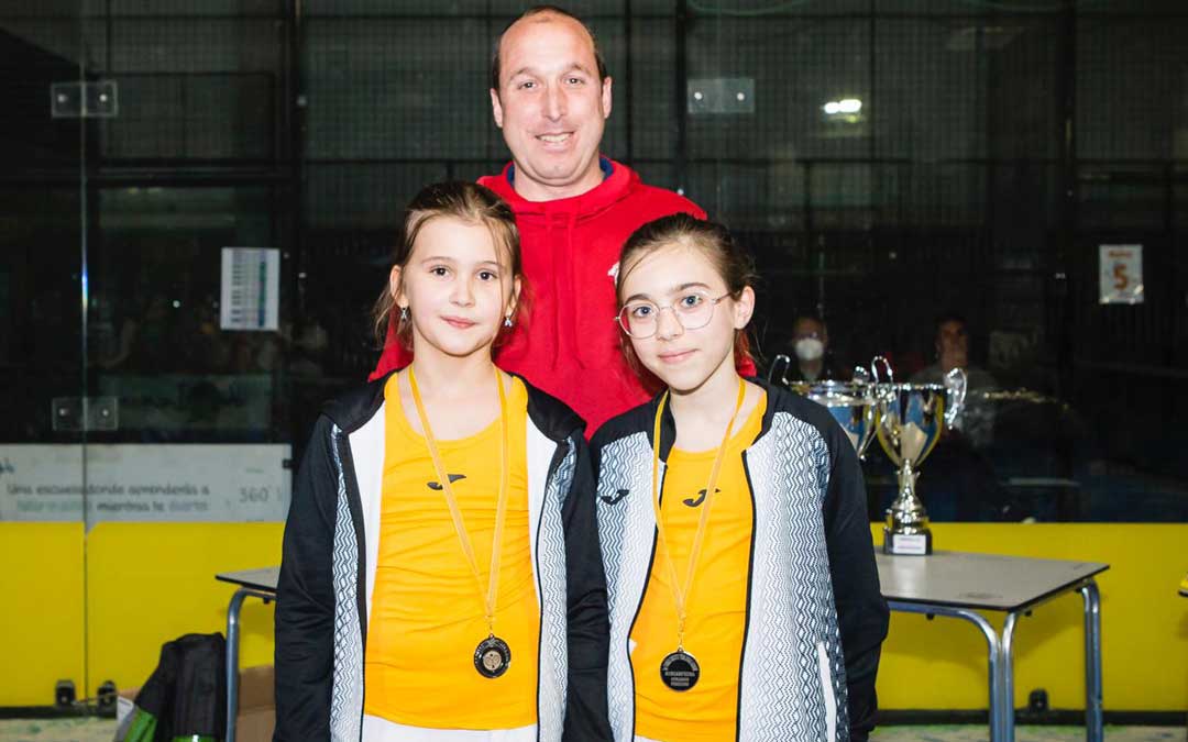 Las dos jugadoras de Nave 13 con sus medallas como subcampeonas. Foto. M.A.