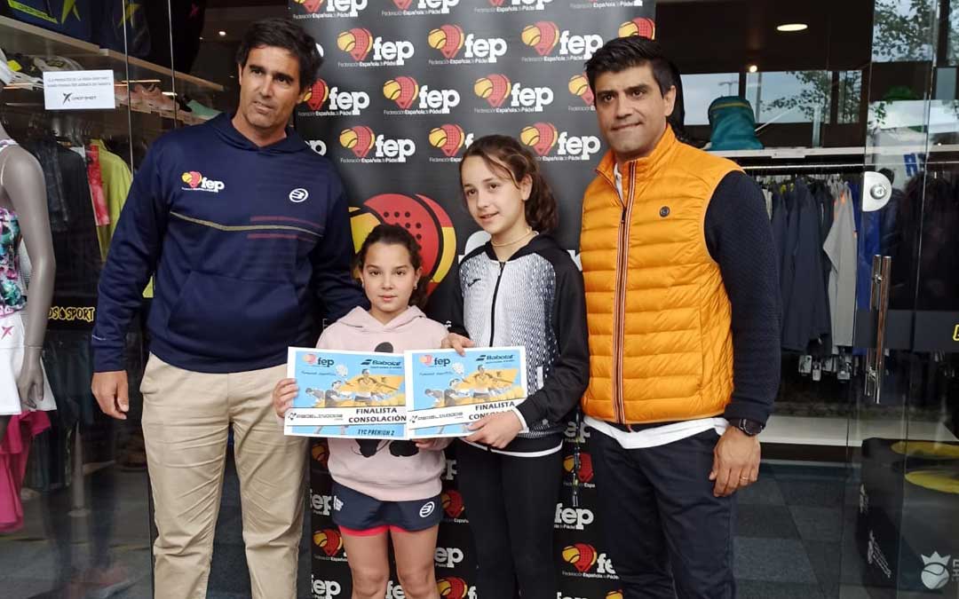 Las dos jugadoras benjamín del club Nave 13 de Alcañiz. Foto. A.B.