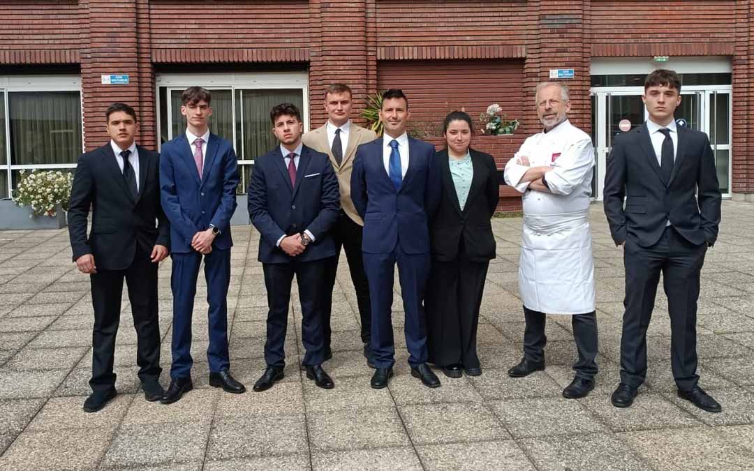 Los alumnos y profesores en el centro educativo parisino.
