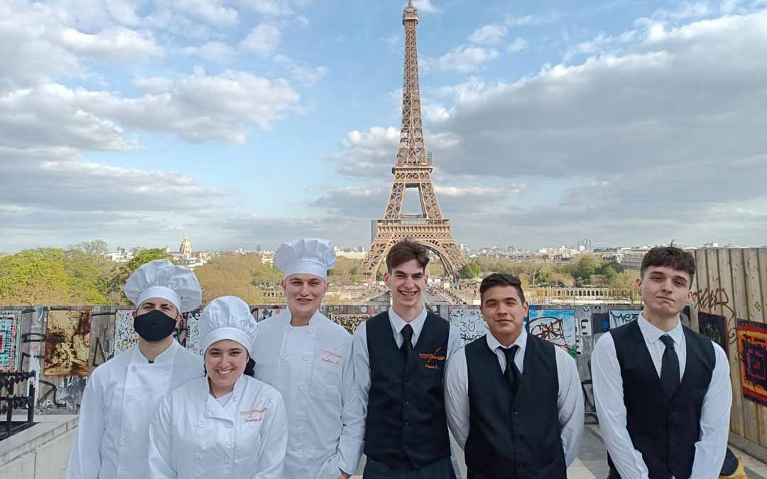 Los alumnos Mario, Manuel, Deirée, Cristian y Andrés con la icónica Torre Eiffel al fondo.
