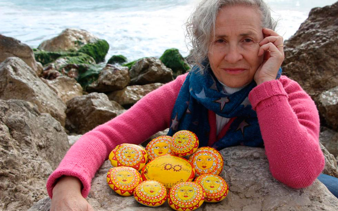 Pilar Santamaría, con las piedras pintadas que dan nombre a su proyecto solidario 'Codols por el alzhéimer'./ L.C.