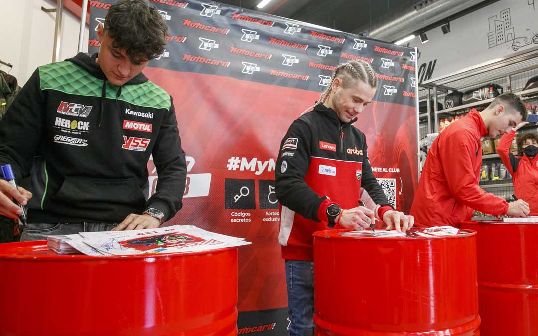 Momento de la firma a fans, Adrián Huertas, Álvaro Bautista, Iker Lecuona de izquierda a derecha. Foto. SBK