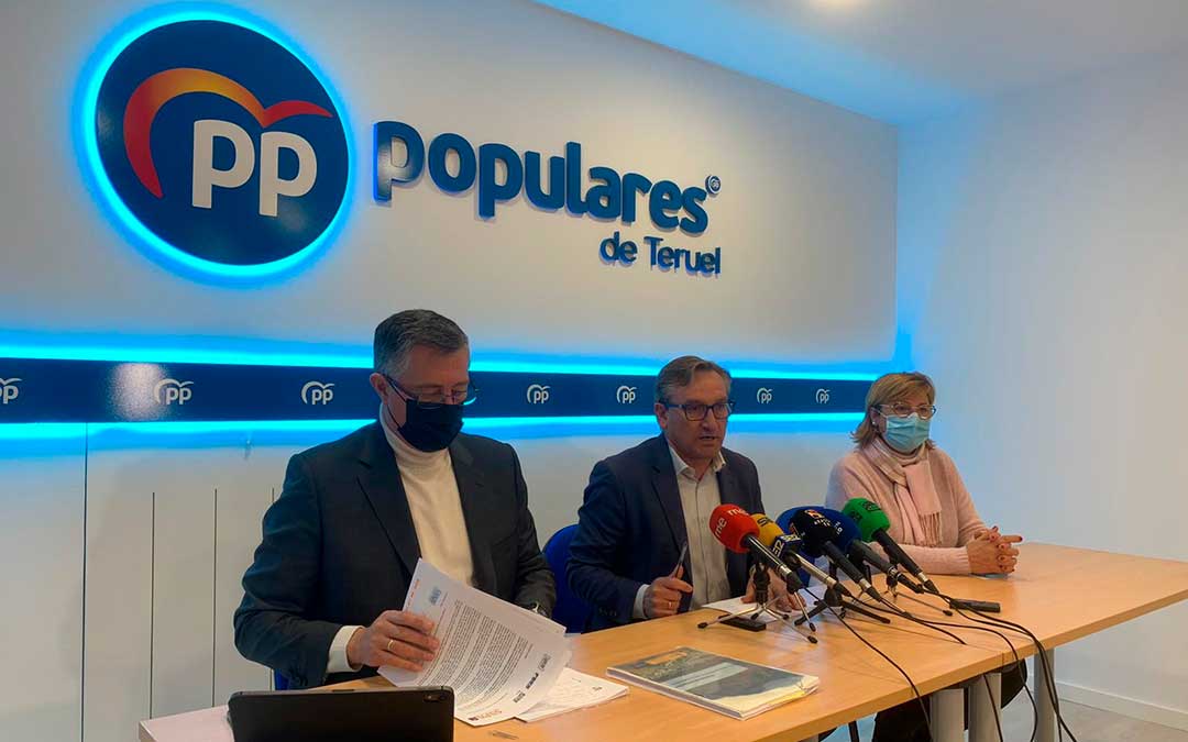 El líder del PP de Teruel, Joaquín Juste, este jueves, entre los senadores Blasco y Pobo en rueda de prensa / PP Teruel