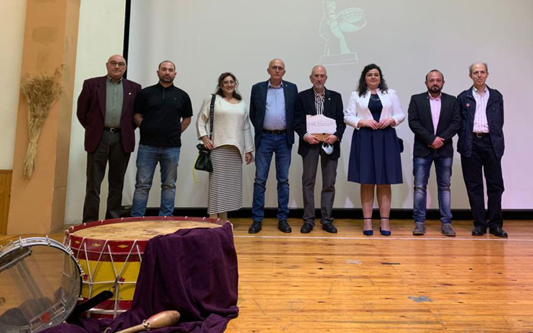 Autoridades junto al pregonero, que porta el detalle entregado para conmemorar este Jueves Santo, en el teatro municipal./ M.M.