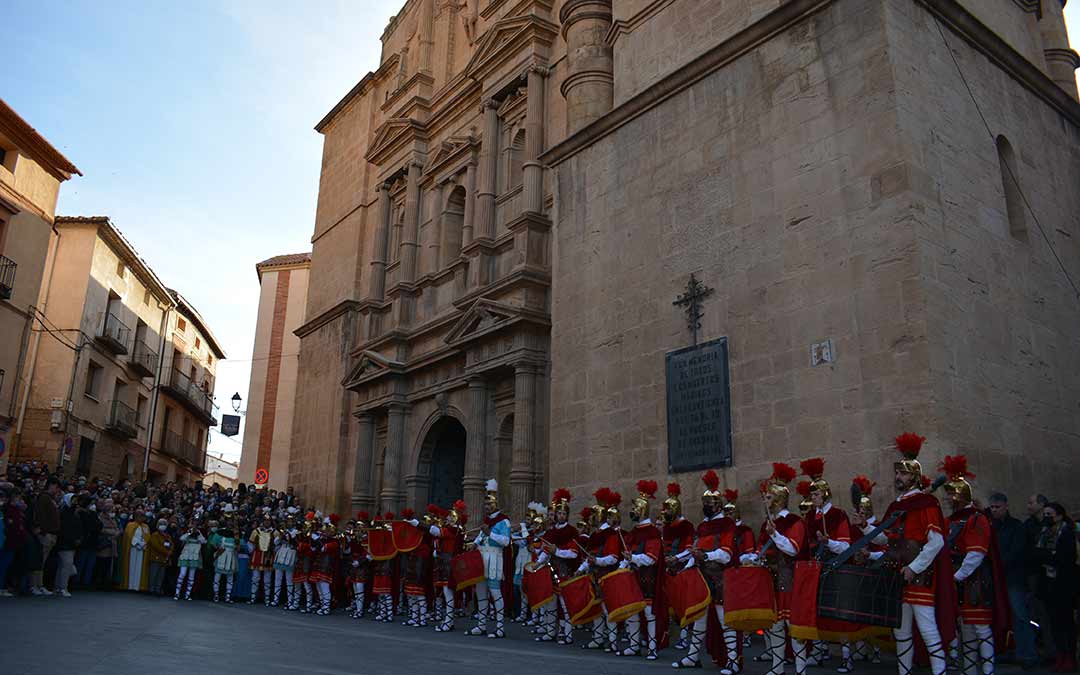 Los Penitentes, con las cornetas, los tambores y bombos actuando en la plaza de la Iglesia tras el pregón./I.M.