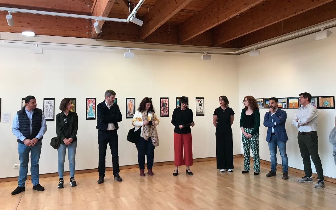 Parte del profesorado del IES Bajo Aragón y miembros del Ayuntamiento en la presentación de la exposición del Bachillerato Artístico.