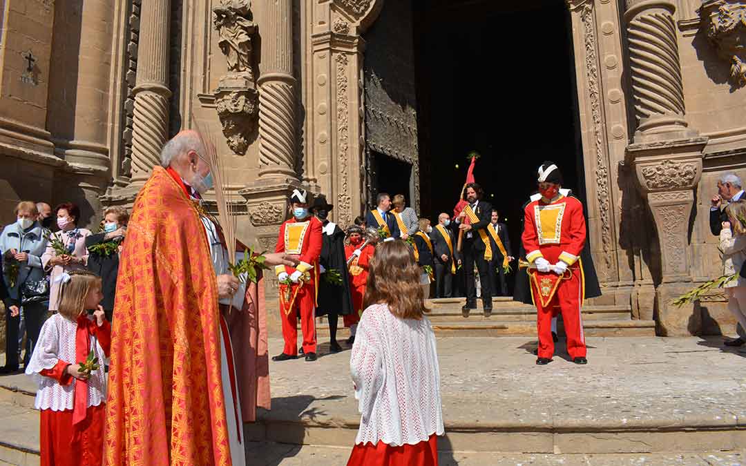 Saliendo de la Iglesia en procesión este domingo en Alcañiz./I.M.