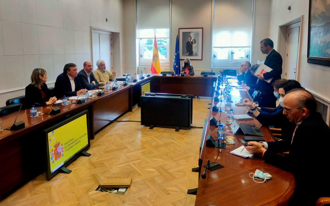 El diputado y los dos senadores de la Agrupación de electores, Tomás Guitarte, Joaquín Egea y Beatriz Martín, así como el portavoz del Movimiento Ciudadano, Manolo Gimeno., se reúnen con el Ministerio de Transportes./ Teruel Existe