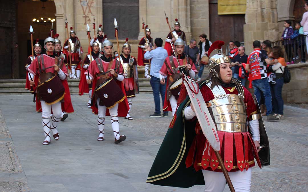 La Guardia Romana saliendo del Ayuntamiento para escoltar la imagen del Cristo Yacente durante la tarde del Viernes Santo / L. Castel