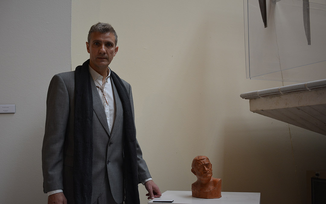 Rubén Vidal junto a la escultura del rostro de su padre Daría Vidal./I.M.