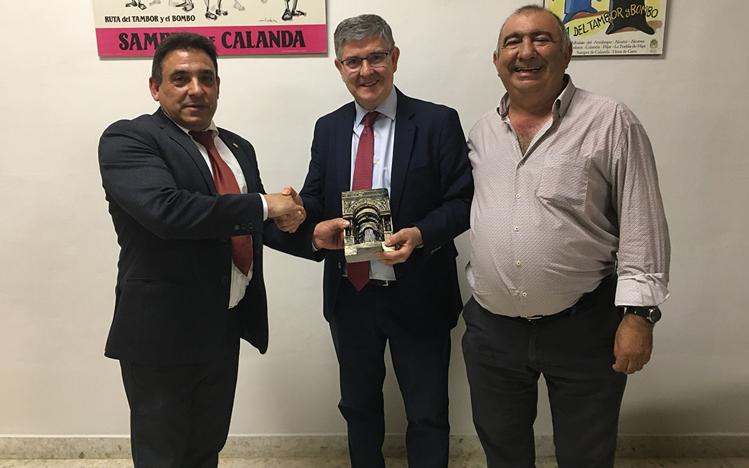 Romper la Hora en Samper de Calanda. Alfonso Pérez, alcalde de Samper de Calanda; Vicente Guillén, consejero de presidencia del Gobierno de Aragón; y Antonio Sevil, concejal./ Aarón Ferrando