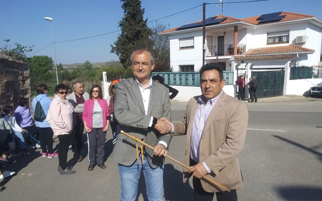 Apretón de manos en la cesión de la vara de mando del alcalde de Samper (dcha.) al de Híjar. / Ayto. Samper